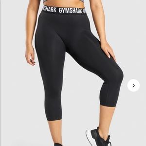 Black cropped gym shark leggings